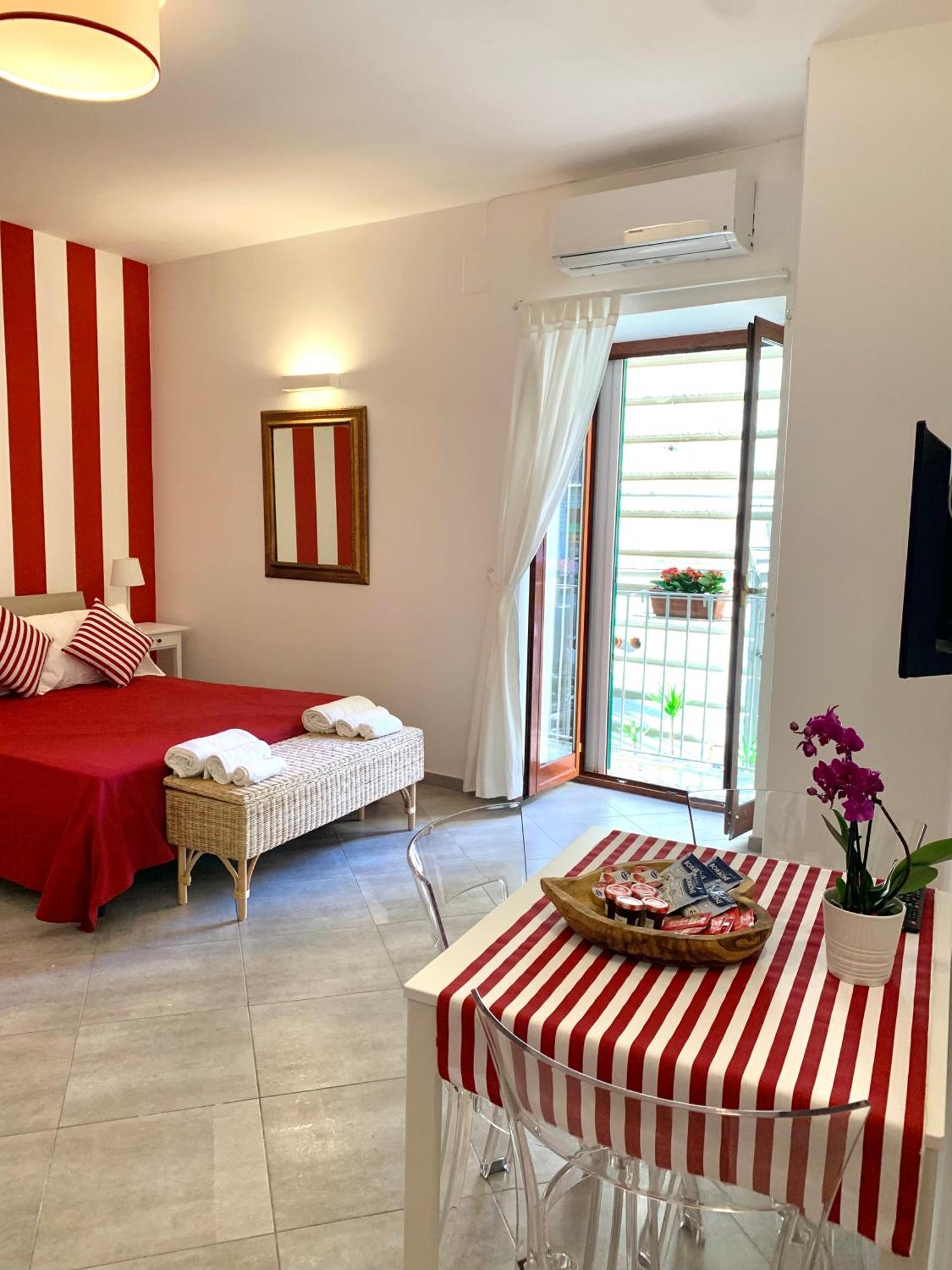 Casa Giulia, Nuovo Appartamento In Centro! Наполи Екстериор снимка